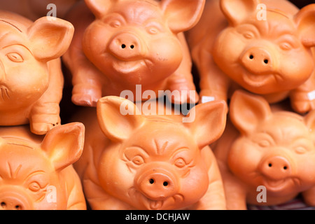 Funny suini impilati in vendita nel negozio di souvenir in Raquira, nel Boyaca dipartimento della Colombia, famosa per la ceramica e ceramica Foto Stock