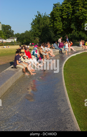 La principessa Diana Memorial Fountain durante l'ondata di caldo - Hyde Park - Londra Foto Stock