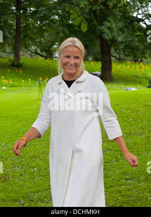 Oslo, Norvegia. 18 Agosto, 2013. Crown Princess Mette-Marit di Norvegia arriva per un esterno di servizio religioso nel parco che circonda il Palazzo Reale di Oslo, Norvegia del 18 agosto 2013. Il servizio è stato organizzato come parte della celebrazione del Crown Princess Mette-Marit quarantesimo compleanno di anniversario. Foto: Albert Nieboer //dpa/Alamy Live News Foto Stock