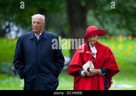 Oslo, Norvegia. 18 Agosto, 2013. Il re Harald e la regina Sonja di Norvegia arriva per un esterno di servizio religioso nel parco che circonda il Palazzo Reale di Oslo, Norvegia del 18 agosto 2013. Il servizio è stato organizzato come parte della celebrazione del Crown Princess Mette-Marit quarantesimo compleanno di anniversario. Foto: Albert Nieboer //dpa/Alamy Live News Foto Stock