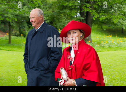 Oslo, Norvegia. 18 Agosto, 2013. Il re Harald e la regina Sonja di Norvegia arriva per un esterno di servizio religioso nel parco che circonda il Palazzo Reale di Oslo, Norvegia del 18 agosto 2013. Il servizio è stato organizzato come parte della celebrazione del Crown Princess Mette-Marit quarantesimo compleanno di anniversario. Foto: Albert Nieboer //dpa/Alamy Live News Foto Stock