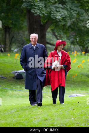 Oslo, Norvegia. 18 Agosto, 2013. Il re Harald e la regina Sonja di Norvegia arriva per un esterno di servizio religioso nel parco che circonda il Palazzo Reale di Oslo, Norvegia del 18 agosto 2013. Il servizio è stato organizzato come parte della celebrazione del Crown Princess Mette-Marit quarantesimo compleanno di anniversario. Foto: Albert Nieboer //dpa/Alamy Live News Foto Stock