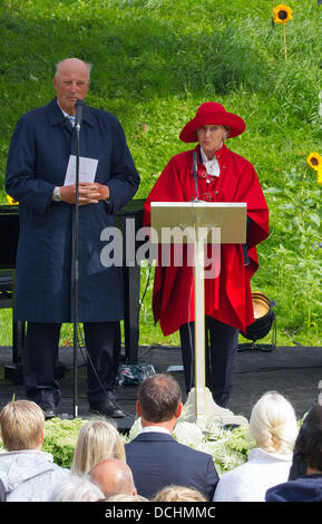 Oslo, Norvegia. 18 Agosto, 2013. Il re Harald e la regina Sonja di Norvegia partecipare all'aperto servizio religioso nel parco che circonda il Palazzo Reale di Oslo, Norvegia del 18 agosto 2013. Il servizio è stato organizzato come parte della celebrazione del Crown Princess Mette-Marit quarantesimo compleanno di anniversario. Foto: Albert Nieboer //dpa/Alamy Live News Foto Stock