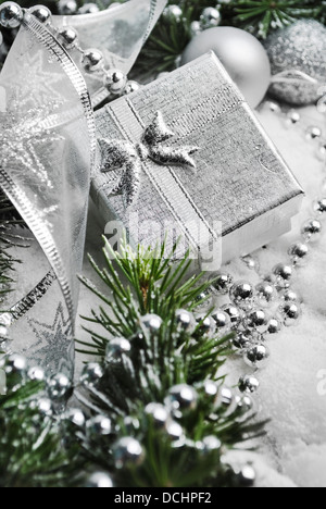 Argento Confezione regalo e decorazione di Natale in finto neve Foto Stock