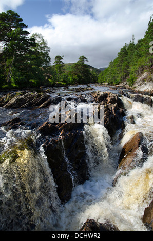 Versare acqua sul fiume alladale cascata,sutherland,Scozia Scotland Foto Stock
