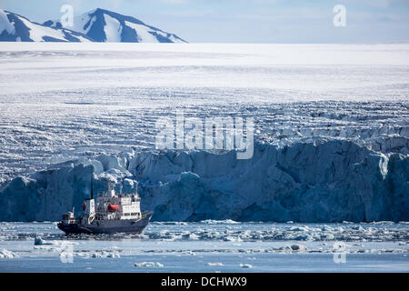 Expedition nave polare prima di Pioneer Samarinbreen Foto Stock