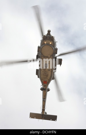 Un MH-60R Seahawk dell'U.S. Navy in volo su Coroando Beach, California. Foto Stock