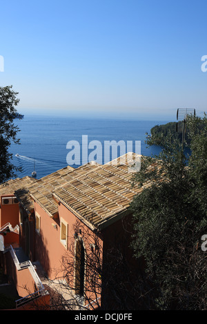 Vista sui tetti della città a Kalami su Corfu Foto Stock