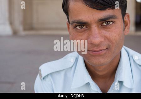 La guardia di sicurezza al di fuori della Musamman Burj al Agra Fort / Red Fort, Agra, India un sito Patrimonio Mondiale dell'UNESCO Foto Stock
