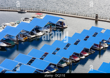 Coeur d'Alene Idaho. Coperchi di colore blu proteggere imbarcazioni presso il resort marina Foto Stock