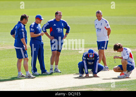 Londra, Inghilterra - 19 agosto: l'Inghilterra del head coach Andy Flower e il suo team coaching guardare la partita passo passo durante il corso di formazione ufficiale sessione prima del 5° Investec ceneri Cricket match tra Inghilterra e Australia ha suonato presso la Kia Oval Cricket Ground il 19 agosto 2013 a Londra, Inghilterra. (Foto di Mitchell Gunn/ESPA) Foto Stock