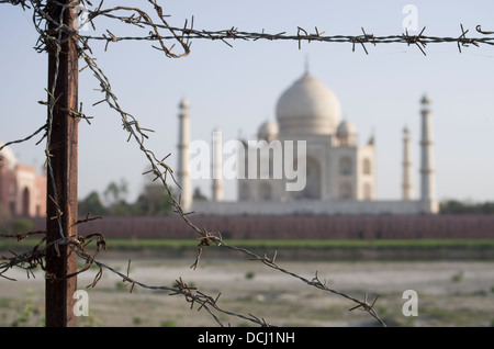 Il filo spinato e il Taj Mahal bianco mausoleo di marmo - Agra, India un Sito Patrimonio Mondiale dell'UNESCO Foto Stock