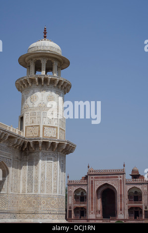 Itimad-ud-Daulah ( Baby Taj ) - Il minareto e cancello di ingresso Foto Stock