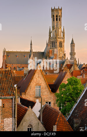 Tramonto a Bruges. Vista sulla città e il campanile dal tetto. Foto Stock