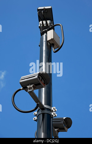 Primo piano di telecamere CCTV in pole Inghilterra Regno Unito GB Gran Bretagna Foto Stock