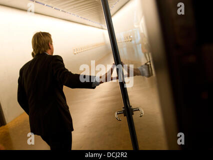 Berlino, Germania. 19 Ago, 2013. Capo del personale della Cancelleria tedesca e il Ministro tedesco per Affari Speciali, Ronald Pofalla, arriva per una sessione della commissione parlamentare di controllo (PKG) presso il Bundestag a Berlino, Germania, 19 agosto 2013. I membri del Parlamento chiederà Pofalla domande riguardanti la National Security Agency (NSA) e ist cooperazione con la Federal Intelligence Service (BND). Foto: RAINER JENSEN/dpa/Alamy Live News Foto Stock