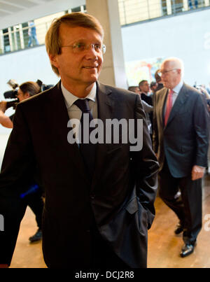 Berlino, Germania. 19 Ago, 2013. Capo del personale della Cancelleria tedesca e il Ministro tedesco per Affari Speciali, Ronald Pofalla, arriva per una sessione della commissione parlamentare di controllo (PKG) presso il Bundestag a Berlino, Germania, 19 agosto 2013. I membri del Parlamento chiederà Pofalla domande riguardanti la National Security Agency (NSA) e ist cooperazione con la Federal Intelligence Service (BND). Foto: RAINER JENSEN/dpa/Alamy Live News Foto Stock