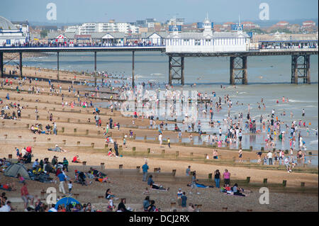 Eastbourne, Sussex, Regno Unito. Gli spettatori sul lungomare di Eastbourne Pier attendono l'arrivo del prossimo sulle prestazioni degli aeromobili © Malcolm Park editoriale/Alamy Live News Foto Stock