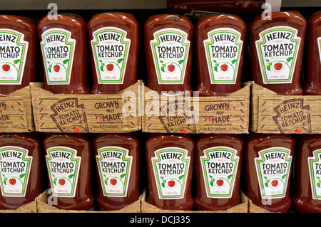 Bottiglie di Heinz Tomato Ketchup su uno scaffale di supermercato. Foto Stock