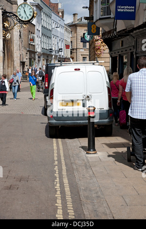 Veicolo in van parcheggiato su doppie linee gialle in città Centro citta' York North Yorkshire Inghilterra Regno Unito GB Gran Bretagna Foto Stock