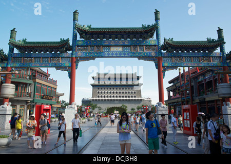 Ricostruito recentemente decorate archway davanti a Zhengyangmen Gate a Qianmen Street a Pechino 2013 Foto Stock