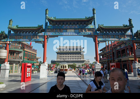 Ricostruito recentemente decorate archway davanti a Zhengyangmen Gate a Qianmen Street a Pechino 2013 Foto Stock