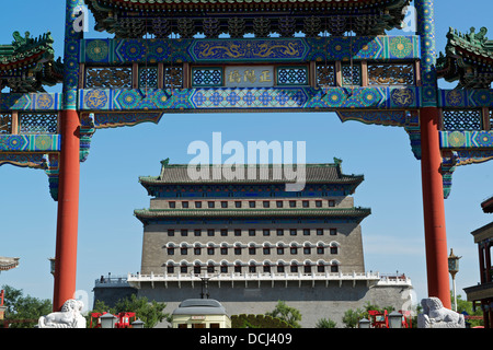 Ricostruito recentemente decorate archway davanti a Zhengyangmen Gate a Qianmen Street a Pechino 2013 Foto Stock