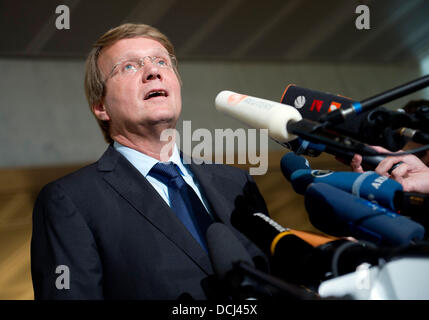 Berlino, Germania. 19 Ago, 2013. Capo del personale della Cancelleria tedesca e il Ministro tedesco per Affari Speciali, Ronald Pofalla dà una dichiarazione prima di una sessione della commissione parlamentare di controllo (PKG) presso il Bundestag a Berlino, Germania, 19 agosto 2013. I membri del Parlamento chiederà Pofalla domande riguardanti la National Security Agency (NSA) e ist cooperazione con la Federal Intelligence Service (BND). Foto: RAINER JENSEN/dpa/Alamy Live News Foto Stock