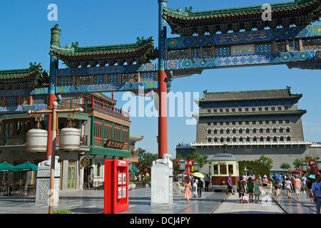 Ricostruito recentemente decorate archway davanti a Zhengyangmen Gate a Qianmen Street a Pechino 2013 Foto Stock