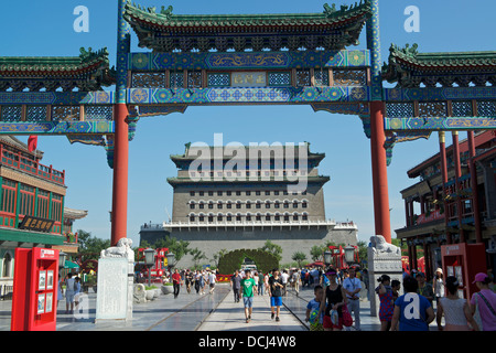 Ricostruito recentemente decorate archway davanti a Zhengyangmen Gate a Qianmen Street a Pechino 2013 Foto Stock