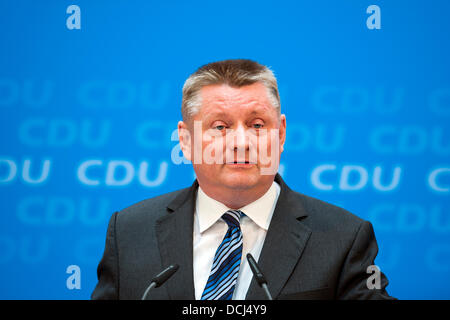 Berlino, Germania. 19 agosto 2013. Il presidente della CDU Hermann Gröhe dà una conferenza stampa dopo un CDU riunione federale con Angela Merkel. Credito: Goncalo Silva/Alamy Live News. Foto Stock