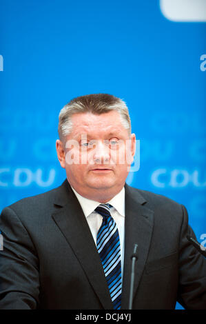 Berlino, Germania. 19 agosto 2013. Il presidente della CDU Hermann Gröhe dà una conferenza stampa dopo un CDU riunione federale con Angela Merkel. Credito: Goncalo Silva/Alamy Live News. Foto Stock