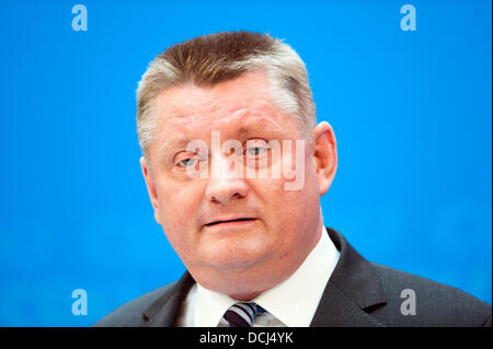 Berlino, Germania. 19 agosto 2013. Il presidente della CDU Hermann Gröhe dà una conferenza stampa dopo un CDU riunione federale con Angela Merkel. Credito: Goncalo Silva/Alamy Live News. Foto Stock