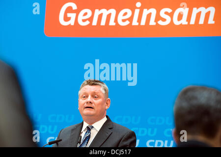 Berlino, Germania. 19 agosto 2013. Il presidente della CDU Hermann Gröhe dà una conferenza stampa dopo un CDU riunione federale con Angela Merkel. Credito: Goncalo Silva/Alamy Live News. Foto Stock