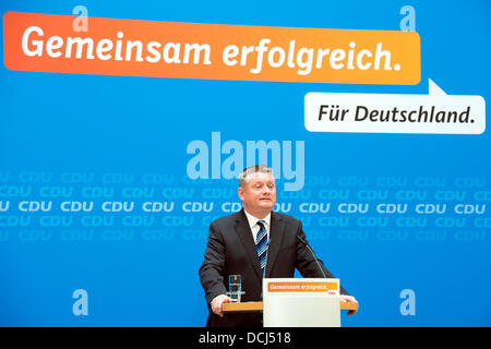 Berlino, Germania. 19 agosto 2013. Il presidente della CDU Hermann Gröhe dà una conferenza stampa dopo un CDU riunione federale con Angela Merkel. Credito: Goncalo Silva/Alamy Live News. Foto Stock