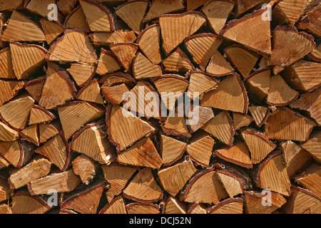 Primo piano di pila di tronchi di legno spaccato Inghilterra UK Regno Unito GB Gran Bretagna Foto Stock
