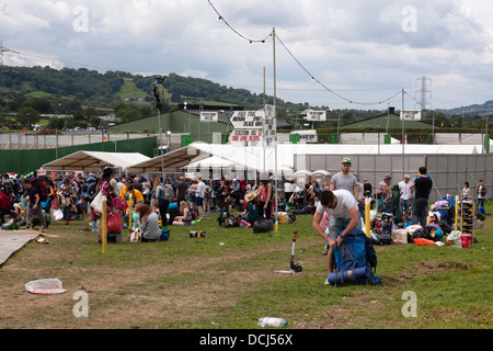 Persone che arrivano al Glastonbury Festival 2013, Somerset, Inghilterra, Regno Unito. Foto Stock