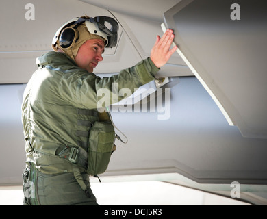 EGLIN AIR FORCE BASE, Fla. (Agosto 14, 2013) Lt. La Cmdr. Chris Tabert, assegnato a Strike Fighter Squadron (VFA) 101, conduce una ispezione pre-volo di un F-35C Lightning II aeromobili prima lo squadrone il primo locale sortie. La F-35C è il vettore variante Foto Stock