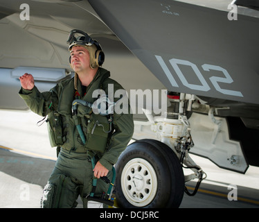 Lt. La Cmdr. Chris Tabert, assegnato a Strike Fighter Squadron (VFA) 101, conduce una ispezione pre-volo di un F-35C i fulmini Foto Stock