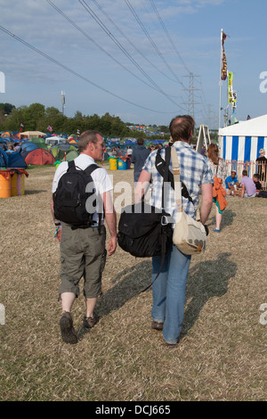 Persone che arrivano al Glastonbury Festival 2013, Somerset, Inghilterra, Regno Unito. Foto Stock