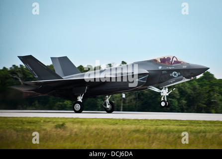 Il Primo la F-35C Lightning II sortie decolla dall'U.S. Navy F-35 Strike Fighter Squadron VFA 101 a Eglin Air Force Base, Fla. Agosto 14. I marinai sono stati sulla stazione per due anni pronti per la giornata avrebbero lanciato un vettore variante dei militari Foto Stock