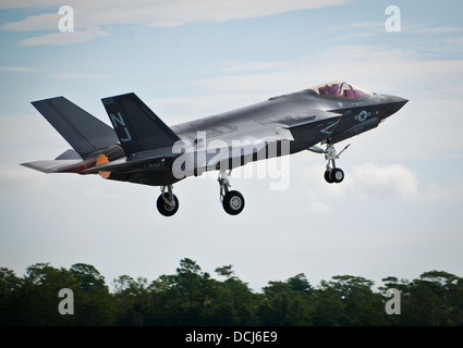 Il Primo la F-35C Lightning II sortie decolla dall'U.S. Navy F-35 Strike Fighter Squadron VFA 101 a Eglin Air Force Base, Fla. Agosto 14. I marinai sono stati sulla stazione per due anni pronti per la giornata avrebbero lanciato un vettore variante dei militari Foto Stock