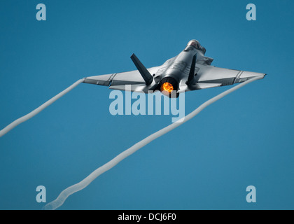 Il Primo la F-35C Lightning II sortie decolla dall'U.S. Navy F-35 Strike Fighter Squadron VFA 101 a Eglin Air Force Base, Fla. Agosto 14. I marinai sono stati sulla stazione per due anni pronti per la giornata avrebbero lanciato un vettore variante dei militari Foto Stock