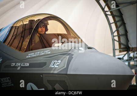 Lt. Cdr. Chris Tabert piloti il primo F-35C Lightning II volo a Eglin Air Force Base di Agosto 14. Prima di arrivare a Stati Uniti Navy F-35 Strike Fighter Squadron VFA 101 in febbraio, ha servito come un test pilota per il joint strike fighter programma a Naval Air St Foto Stock