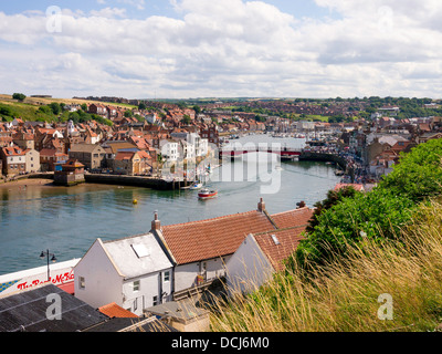 Whitby harbour con cottage sul lato est della città e il ponte girevole in estate Foto Stock