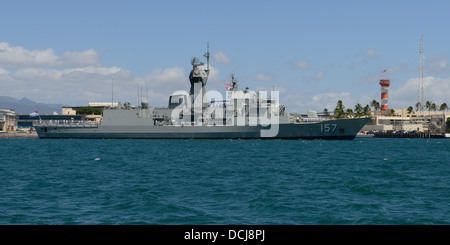 Il sito ufficiale della Royal Navy frigate HMAS Perth (FFGHM 157) arriva nel porto di perla per condurre una porta di routine visita. Foto Stock