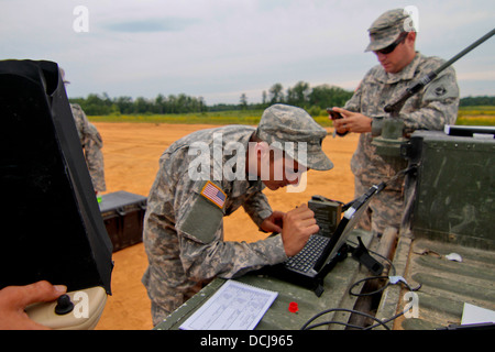 Stati Uniti Army Spc. Anthony Bann dal New Jersey esercito nazionale della guardia una truppa, 102º reggimento di cavalleria, cinquantesimo della brigata di fanteria combattere le tracce del team un RQ-11B Raven drone personale mentre Sgt. James Nirenberg, un corvo master instructor dal Fl Foto Stock