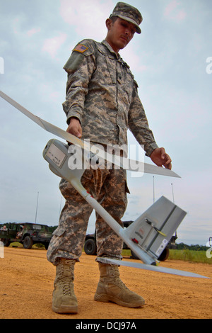 Stati Uniti Army Spc. Anthony Bann dal New Jersey esercito nazionale della guardia una truppa, 102º reggimento di cavalleria, cinquantesimo della brigata di fanteria combattere la squadra, prepara un RQ-11B Raven drone per istruzioni di preflight a castelli della zona di caduta, Fort Pickett, Va. Foto Stock