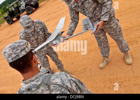 Stati Uniti I soldati dell esercito dal New Jersey esercito Guardia Nazionale di assemblare un RQ-11B Raven drone durante la formazione a castelli della zona di caduta, Fort Pickett, Va. su agosto 16. Foto Stock