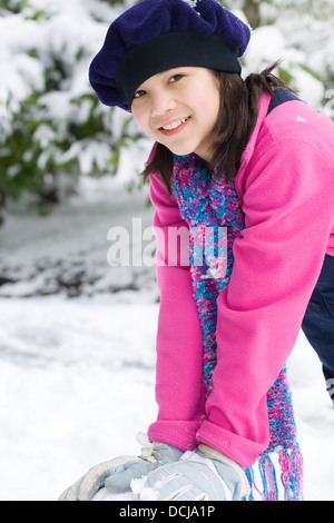 Bella ragazza di dodici anni a giocare nella neve Foto Stock